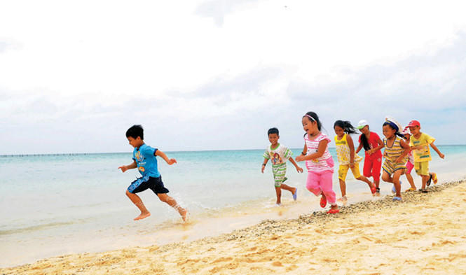 Ngày hè trên Đảo Sinh Tồn - Trường Sa.