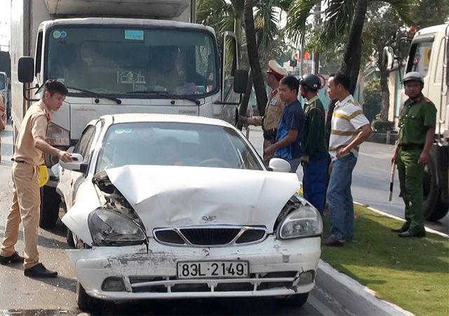 Vuk tai nạn làm nhiều xe ô tô tông liên tiếp nhau và bị bẹp dúm thế này. Riêng người đi đường thêm một phen hú vé khi tai nạn bất ngờ xảy ra khi chờ đèn đỏ
