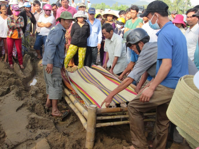 Đưa thi thể nạn nhân Thảo lên bờ.