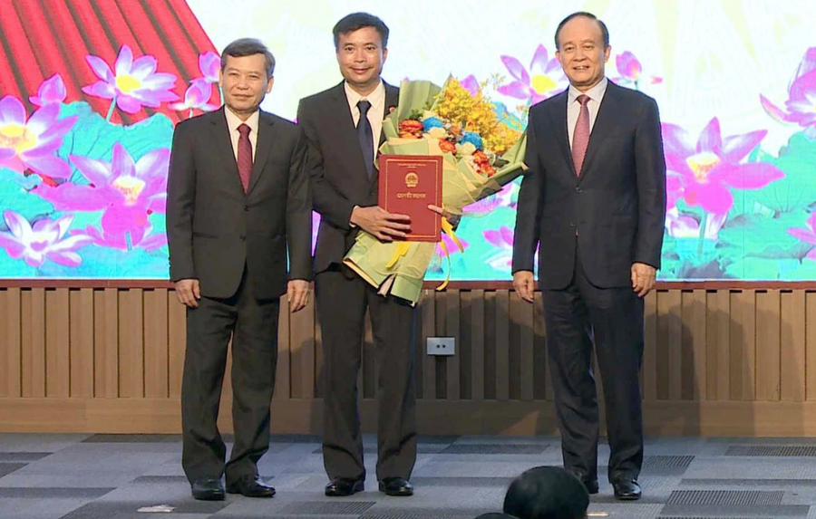 Ông Nguyễn Xuân Kỳ nhận quyết định bổ nhiệm giữ chức vụ Chánh án TAND TP Hà Nội (Ảnh: Kim Anh).