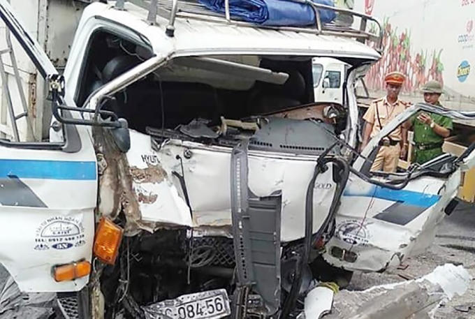 Phần đầu xe tải bị biến dạng hoàn toàn sau cú va chạm trực diện với xe container