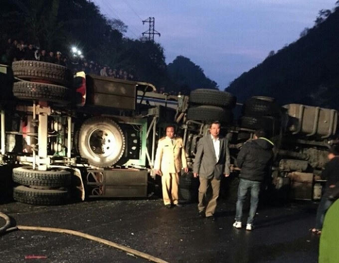 Ông Bùi Văn Thắng, Giám đốc Sở GTVT Hòa Bình (ở giữa) có mặt tại hiện trường chỉ đạo khắc phục hậu quả vụ tai nạn nghiêm trọng. Ảnh: Đức Hải.