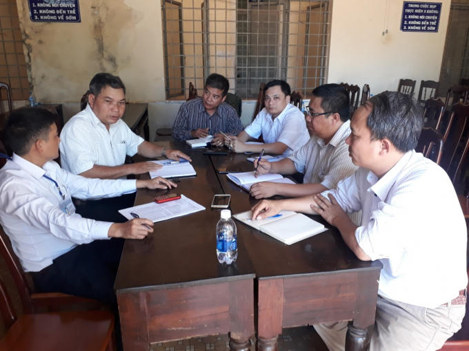 Ông Y Khuyên và ông Bình (bên trái) làm việc với phóng viên.