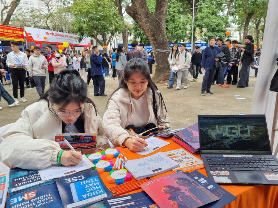 Học sinh tìm hiểu về ngành học tại Ngày hội tuyển sinh hướng nghiệp 2025. Ảnh: TT