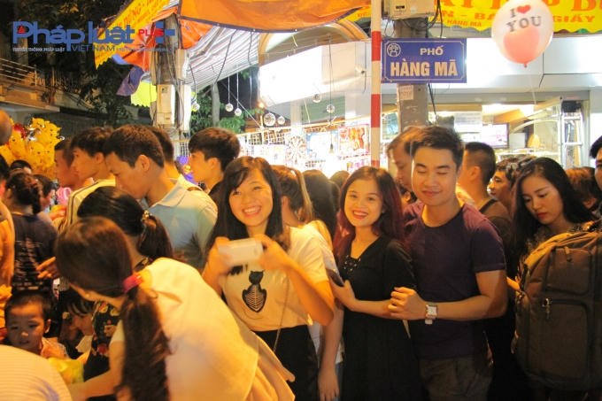 Nhiều đôi bạn trẻ thích thú khi đi chơi trên những con phố này.
