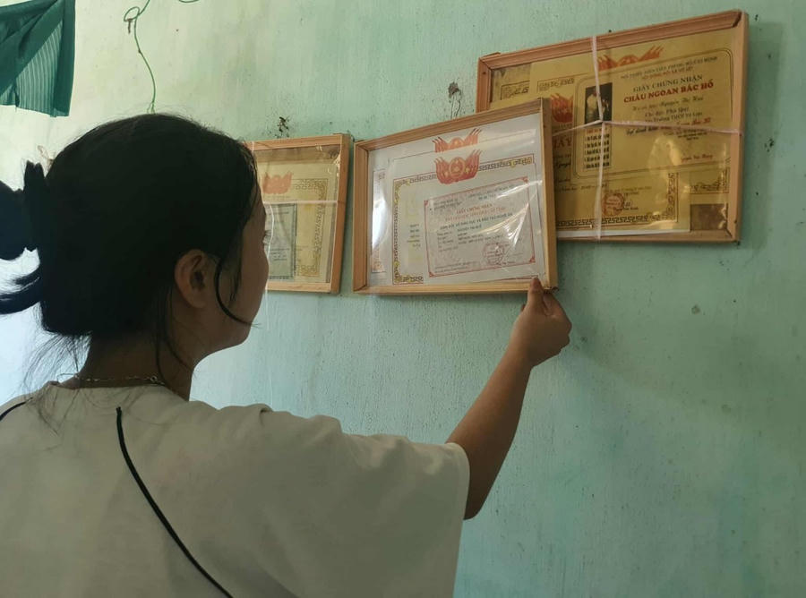 12 năm liền "cô bé hạt tiêu" là Học sinh giỏi.
