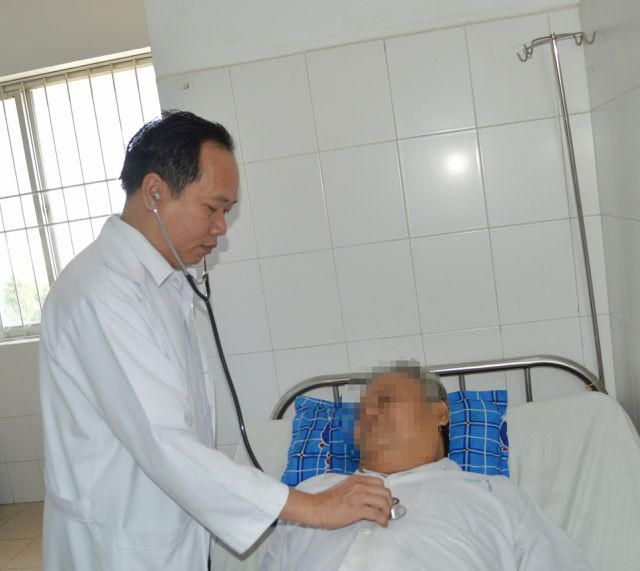 Bệnh nhân M được bác sĩ thăm khám lại trước khi xuất viện