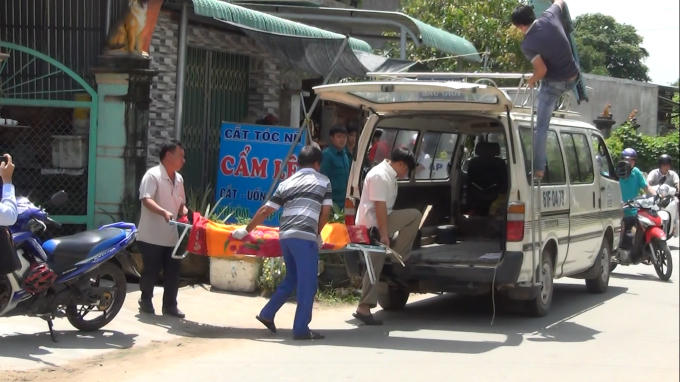 Thi thể nạn nhân được chuyển đi.