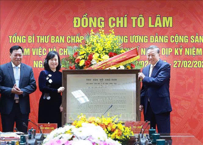 Tổng Bí thư Tô Lâm tới thăm, chủ trì buổi làm việc với Bộ Y tế và chúc mừng ngành Y tế nhân dịp kỷ niệm 70 năm Ngày Thầy thuốc Việt Nam. (Ảnh: TTXVN)