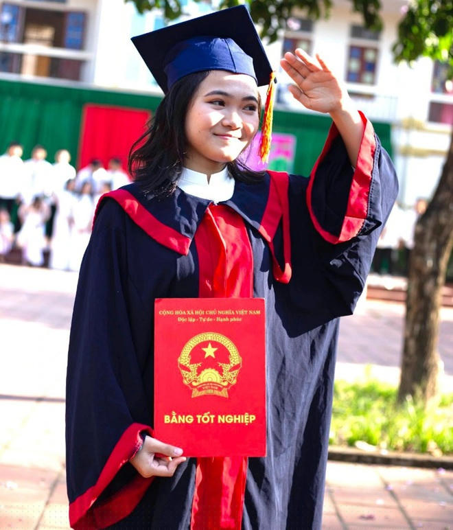 Em Hoàng Thị Tú Linh, học sinh lớp 12A2 là một trong những học sinh có kết quả cao trong kỳ thi xét tuyển ĐH vừa qua.