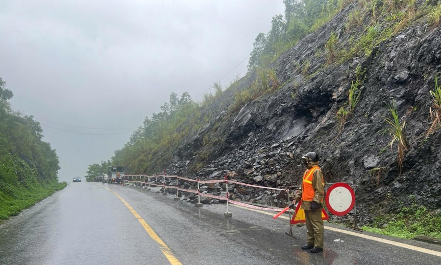 Nhiều tuyến đường còn ách tắc.