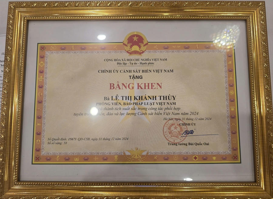 Phóng viên Lê Thị Khánh Thùy (Văn phòng đại diện tại Cần Thơ - Báo Pháp luật Việt Nam là một trong 04 cá nhân vinh dự nhận Bằng khen của Chính ủy Cảnh sát biển Việt Nam vì có thành tích xuất sắc trong công tác phối hợp, tuyên truyền biển, đảo và lực lượng cảnh sát biển Việt Nam năm 2024.