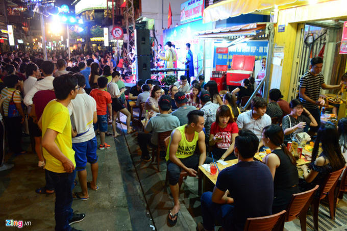 Hàng quán đông đúc từ rất sớm. Các hộ kinh doanh được phép buôn bán trên vỉa hè vào ban đêm.