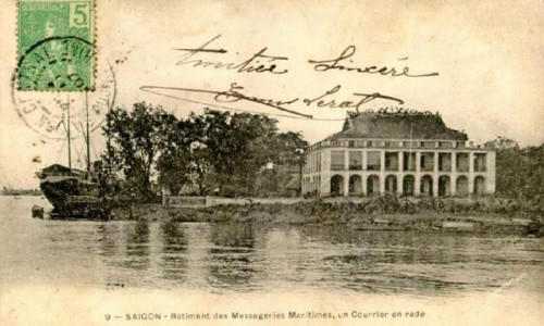 Bến Nhà Rồng nay là Bảo tàng Hồ Chí Minh, khởi đầu là một thương cảng lớn nằm trên sông Sài Gòn. Công trình được xây dựng vào năm 1862 - 1864, trên khu vực gần cầu Khánh Hội, nay thuộc quận 4. Theo ghi chép của cố học giả Vương Hồng Sển, nơi đây từng là trụ sở của Tổng Công ty Vận tải Hoàng Đế (Messageries Impériales) và trên nóc tòa nhà này có gắn đôi rồng bằng đất sét nung tráng men xanh theo mô típ "lưỡng long chầu nguyệt". Với kiến trúc độc đáo đó nên tòa nhà được gọi là Nhà Rồng.