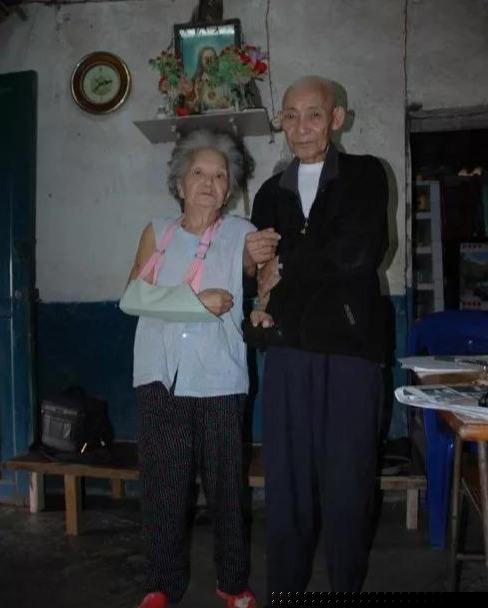 Ông Qiu Daming và bà Li Defang khi về già.