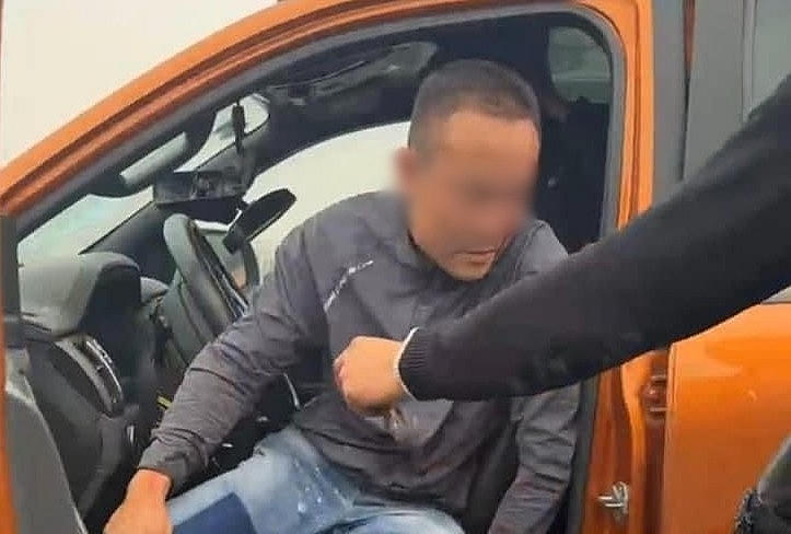 Hành vi người dân đập cửa kính khống chế tài xế vi phạm có vi phạm pháp luật?