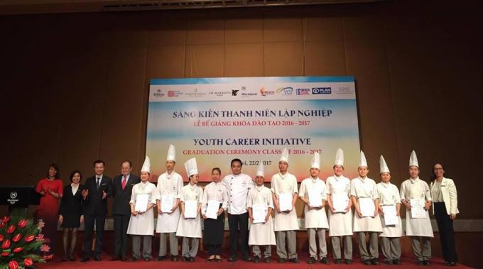 Học viên YCI 2016 - 2017 nhận chứng chỉ từ các đại diện khối khách sạn cao cấp.