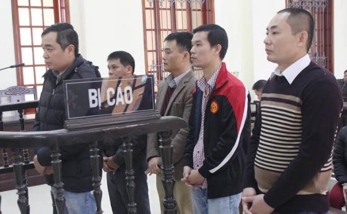 lTrần Lê Đức (thứ hai từ phải sang) và các đồng phạm trước vành móng ngựa.