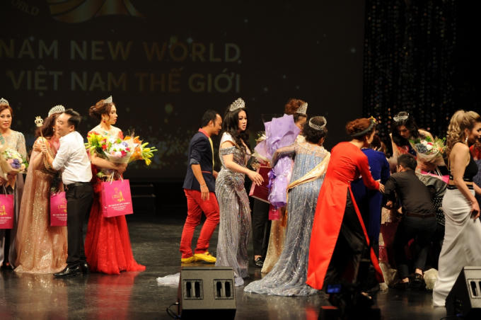 Dy Khả H&acirc;n ngất xỉu trong gi&acirc;y ph&uacute;t đăng quang Hoa hậu Việt Nam Thế giới 2018