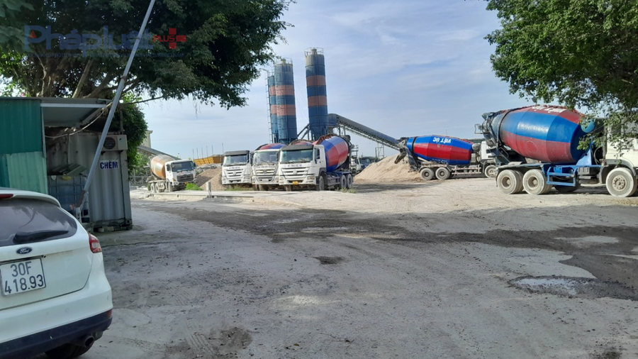Ngoài hoạt động của những chiếc xe tải trên, cạnh đó là những xe bồn bê tông cũng chạy trên tuyến đường này.