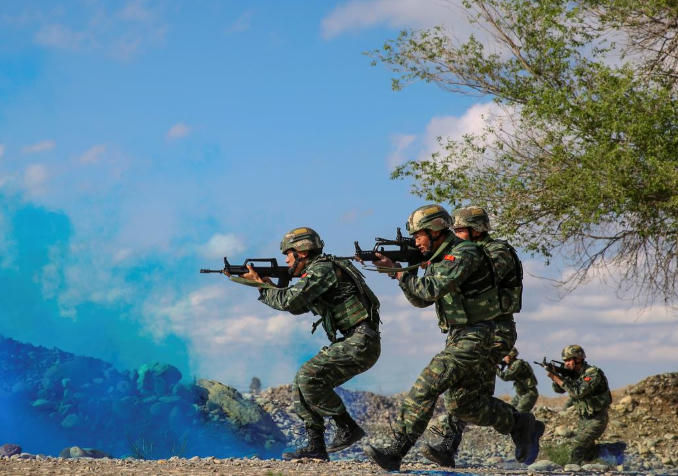 Các binh sĩ thuộc Quân Giải phóng Nhân dân Trung Quốc tham gia khóa huấn luyện chiến đấu trên sa mạc Gobi ở Jiuquan, tỉnh Cam Túc, Trung Quốc ngày 18/5/2018. (Ảnh: Reuters)