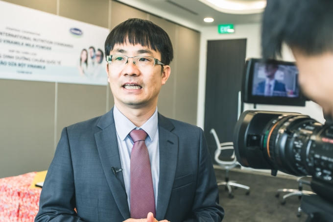 Ông Phan Minh Tiên, GĐĐH Vinamilk phát biểu tại lễ ký kết hợp tác chiến lược với DSM – Thụy Sĩ