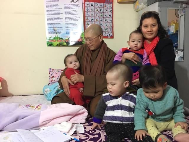 Niềm vui của Thầy Thích Đàm Lan bên con trẻ.