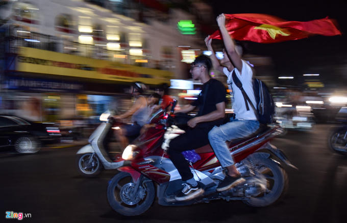 Nhiều thanh niên "quên" cả đội mũ bảo hiểm khi đi xe máy cổ động.