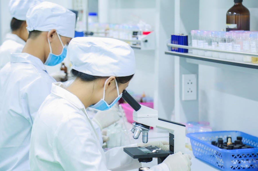 Sở Y tế yêu cầu không được sản xuất, gia công mỹ phẩm tại các cơ sở sản xuất mỹ phẩm trong nước chưa được cấp giấy chứng nhận đủ điều kiện sản xuất mỹ phẩm. (Ảnh: Internet)