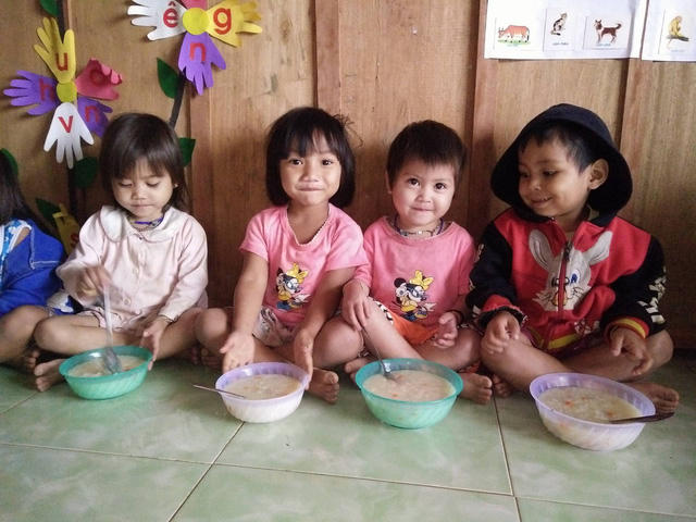 Học sinh v&ugrave;ng cao Quảng Nam trong c&aacute;i lạnh t&ecirc; t&aacute;i