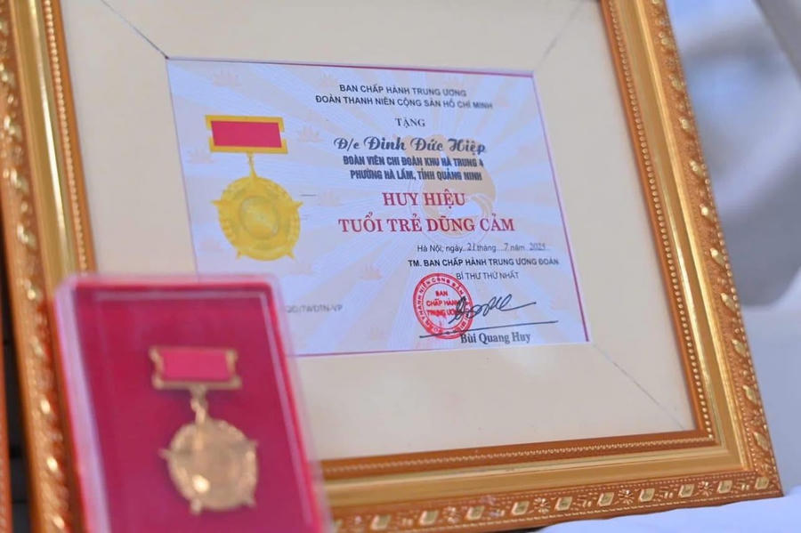 Huy hiệu “Tuổi trẻ dũng cảm” của Trung ương Đoàn dành cho Đinh Đức Hiệp.