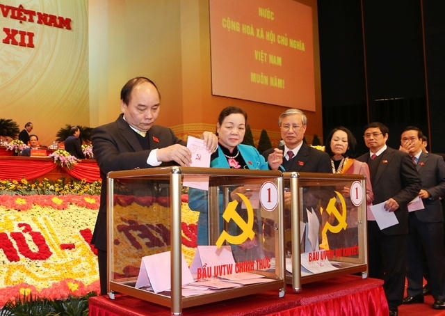Phó Thủ tướng Nguyễn Xuân Phúc và các đại biểu bỏ phiếu bầu BCH TƯ khóa XII.