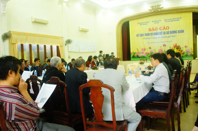 Hội nghị báo cáo sơ bộ kết quả thăm dò khảo cổ học gò Dương Xuân.