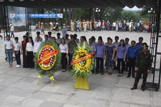 Đoàn công tác kính cẩn dâng hương, hoa tại Nghĩa trang Liệt sỹ.