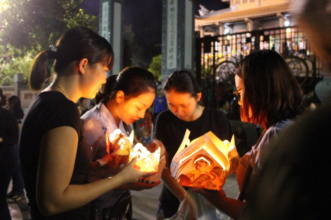 Thắp sáng hoa đăng.