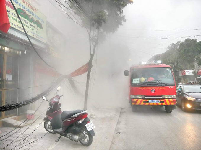 Lực lượng PCCC nhanh chóng có mặt dập tắt ngọn lửa đang bùng phát.