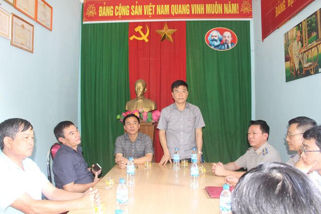 Bộ trưởng đến thăm, làm việc và tặng quà Chi cục Thi hành án dân sự huyện Mường Lát.