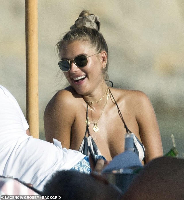 Người mẫu 9X thay người yêu như thay áo trong vài tháng trở lại đây. Dường như các mối tình của cô đều kết thúc rất nhanh chóng