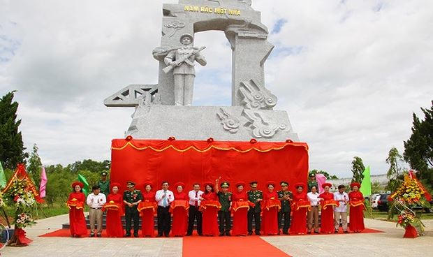 Các đại biểu cắt băng khánh thành công trình.