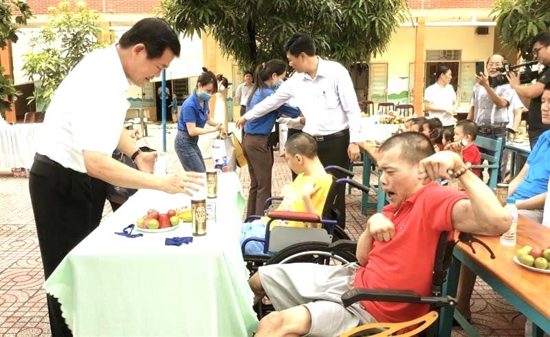 Bí thư Tỉnh ủy tặng quà cho các cháu thiếu nhi khuyết tật tại Trung tâm.