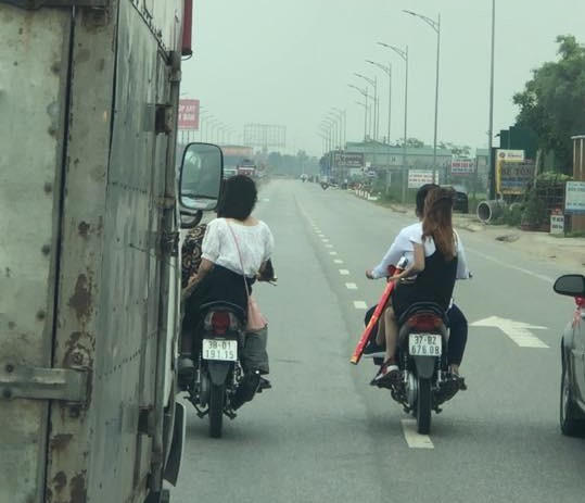 Hình ảnh nhóm thanh niên đầu trần điều khiển xe máy chặn ô tô trên quốc lộ 1A.