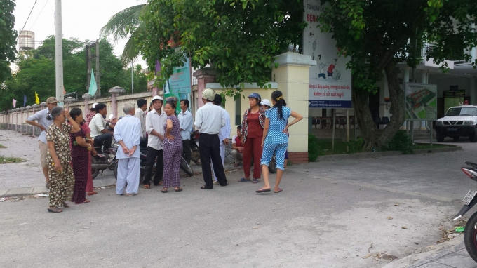 Người thân nạn nhân kéo đến Bệnh viện yêu cầu làm rõ cái chết của chị Ch.