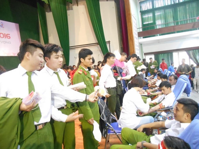 H&agrave;ng trăm chiến sĩ c&ocirc;ng an