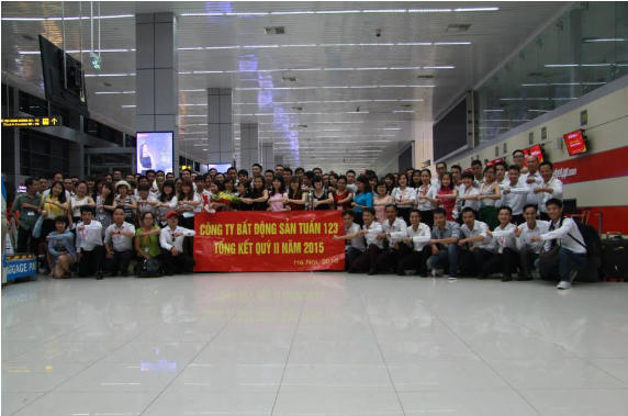 Cán bộ, nhân viên công ty Bất động sản Tuấn 123 trong lễ tổng kết cuối năm.