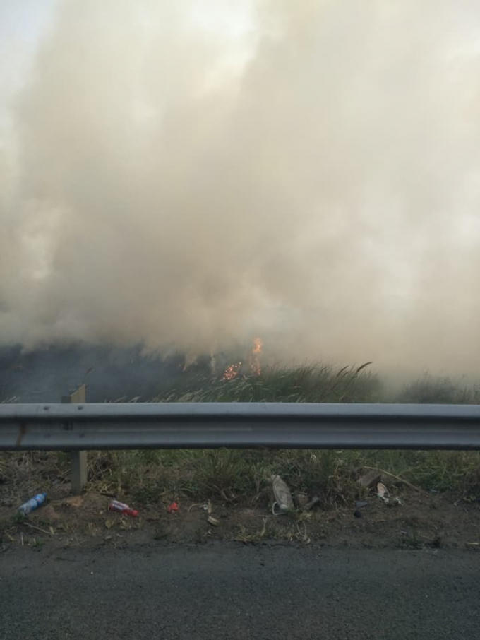 Người dân đốt cỏ gây khói mù mịt. ảnh: UB Tung.
