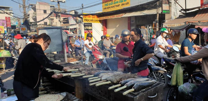 Mỗi năm vào ngày Vía thần tài, nơi đây lại nhộn nhịp người mua kẻ bán.