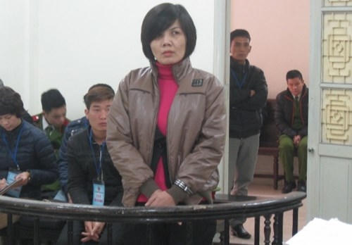 Cựu phó hiệu trưởng Trường Cao đẳng nghề Kỹ thuật - Mỹ thuật Việt Nam trước vành móng ngựa (Ảnh: T.T)