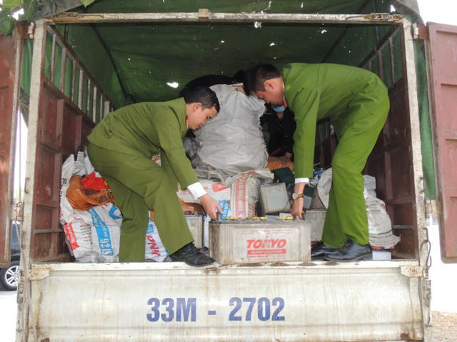 Lực lượng Cảnh sát môi trường kiểm tra tang vật (ảnh: Công an Hà Nam).