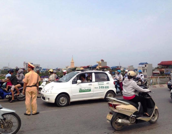 Công an giao thông nhanh chóng có mặt tại hiện trường và phân luồng giao thông.