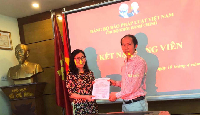 Bí thư Chi bộ Nguyễn Đức Trường trao trao Quyết định kết nạp Đảng viên cho Đảng viên mới Đào Thị Hà.